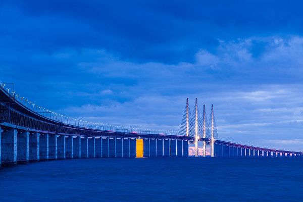 Bibikow, Walter 아티스트의 Sweden-Scania-Malmo-Oresund Bridge-longest cable-tied bridge in Europe-linking Sweden and Denmark-d작품입니다.
